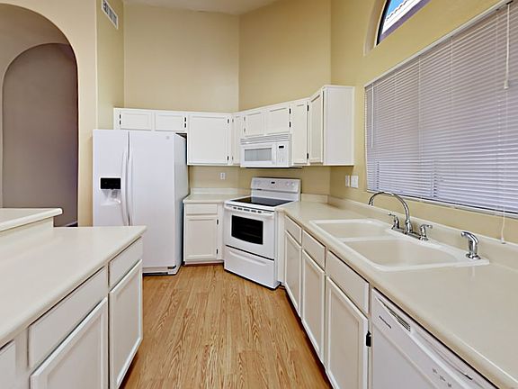 5th image of 825 N Blue Marlin Dr