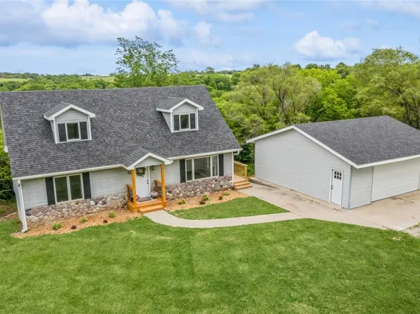 890 24th Pl, Pleasantville, IA 50225