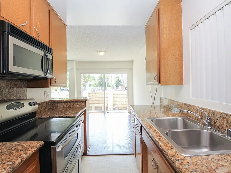 12231 Moorpark St — Photo 4