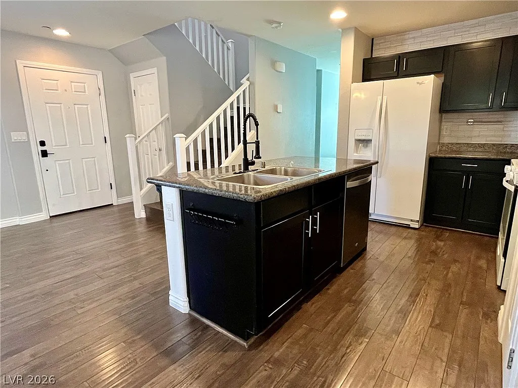 3 bed, 2.5 bath, 1650 sqft, $2,000 — Photo 2