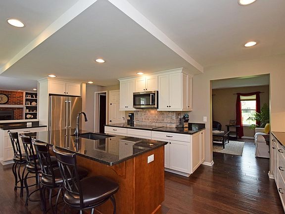 3rd image of 7824 Strawberry Hill Ln