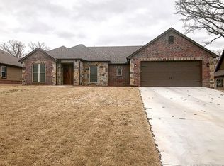 516 W 12th Ave, Bristow, OK 74010