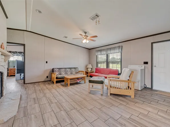 1820 Pelican Oval E, Azle, TX 76020