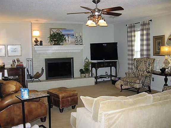 2nd image of 913 Putting Green Dr