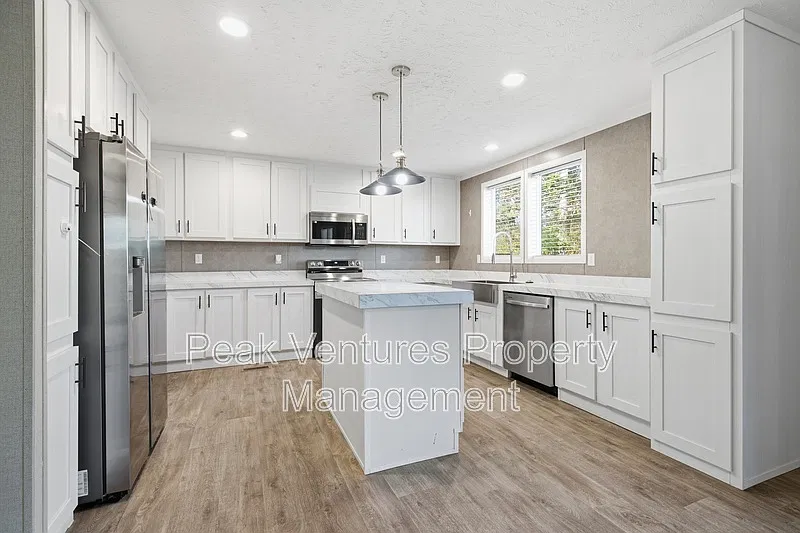 4 bed, 3.0 bath, 2260 sqft, $2,250 — Photo 2