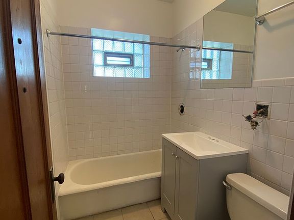 5th image of 2607 N Kostner Ave #1