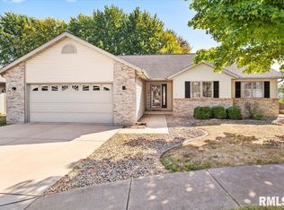 14 Spring St, Riverton, IL 62561