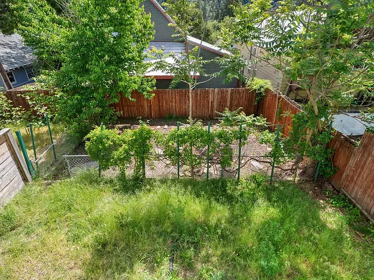 Castle Ave — Photo 14