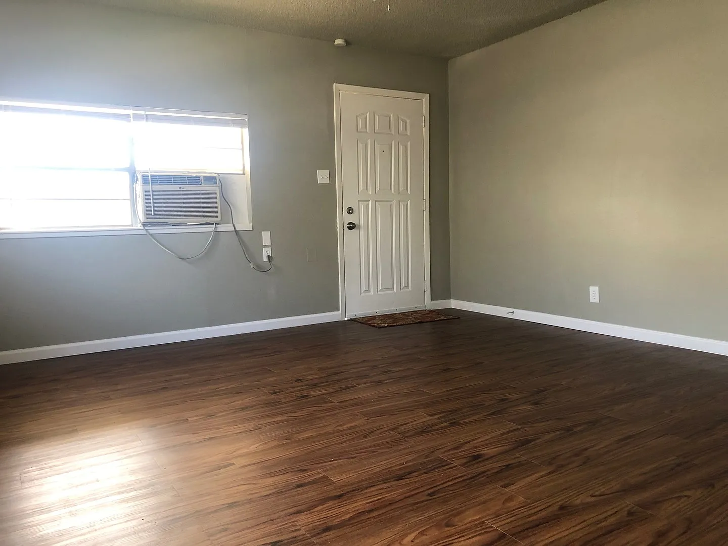 Available November - Cute 3 bed/1 bath! — Photo 4