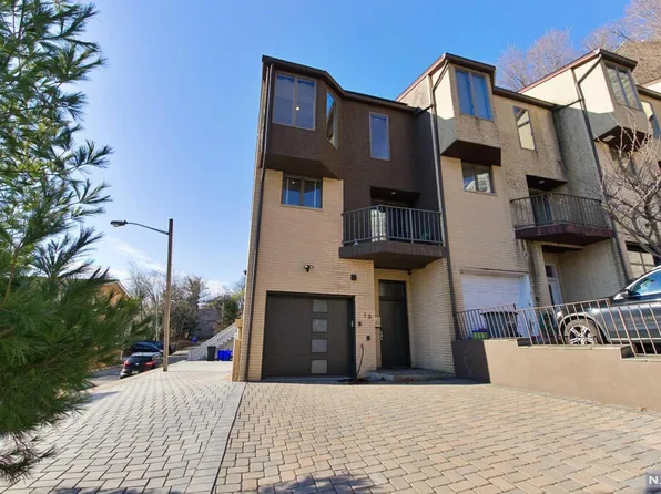 16 Veterans Way, Edgewater, NJ 07020