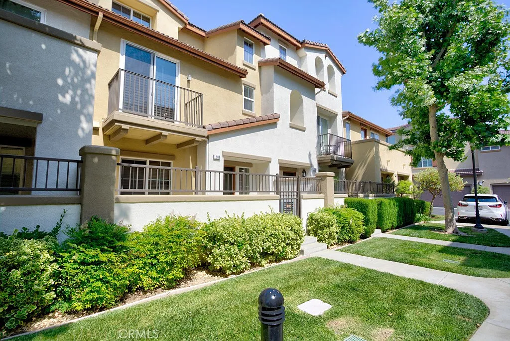 3 bed, 3.5 bath, 1506 sqft, $3,300 — Photo 3