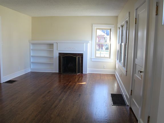 Large livingroom/fireplace