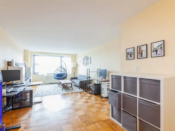 70-25 Yellowstone Boulevard image 7 of 35