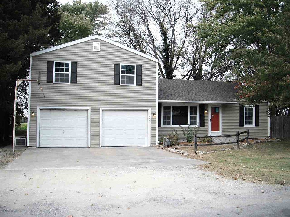 1st image of 600 E Oak St