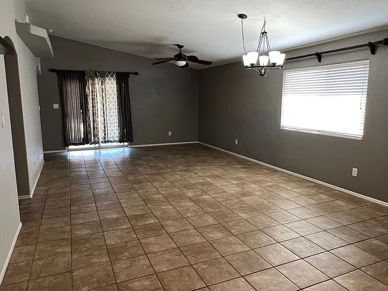 6565 E 33rd Ln — Photo 3