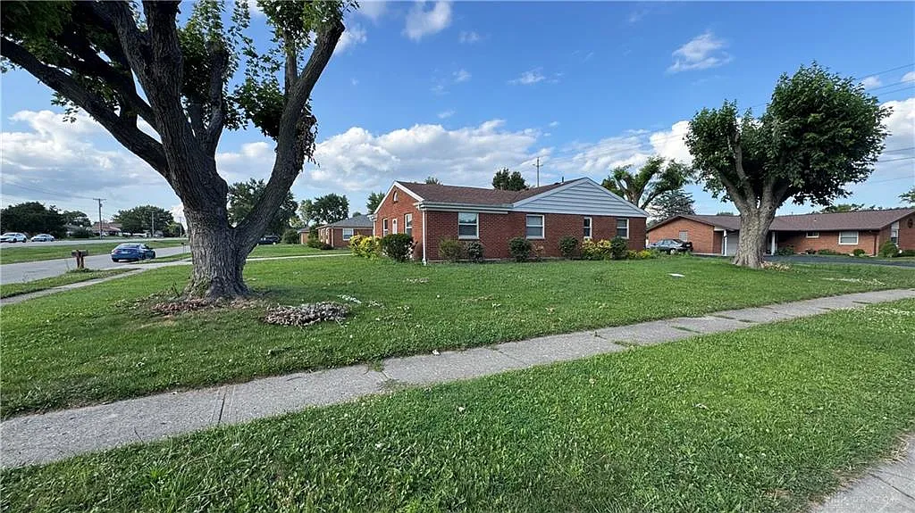 4 bed, 2.0 bath, 1579 sqft, $2,000 — Photo 3