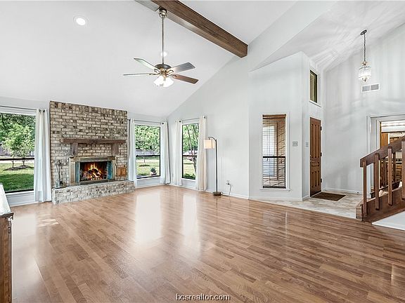 2nd image of 1704 Emerald Pkwy