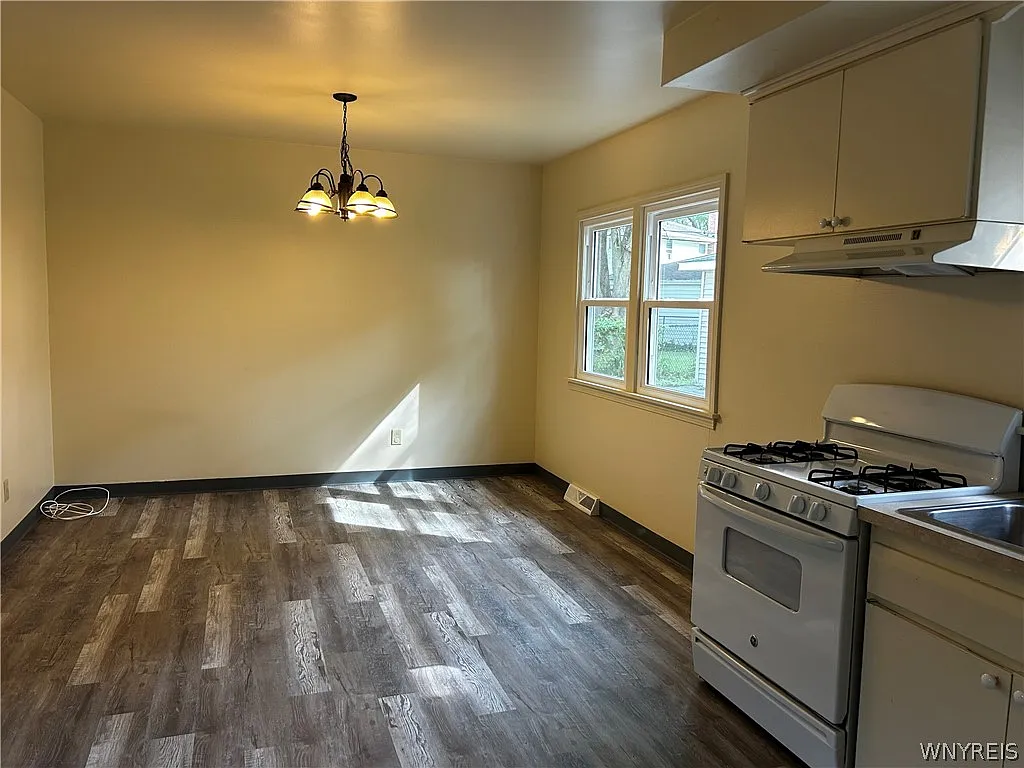 3 bed, 1.0 bath, 1200 sqft, $1,620 — Photo 4