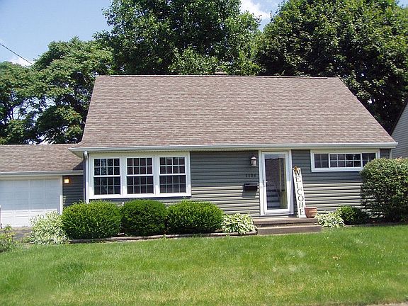 Front View of Home w/ Garage