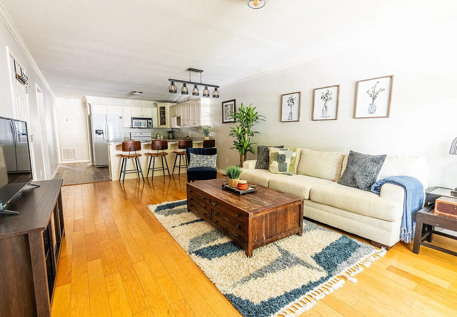 2 bed, 1022 sqft, $2,095 — Photo 2