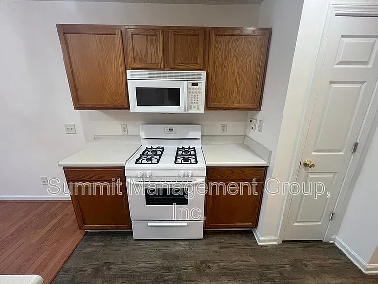 2810 Lakeside Cir — Photo 6