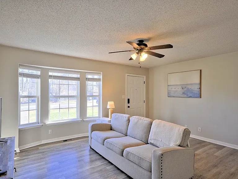 422 Woodale Dr — Photo 3