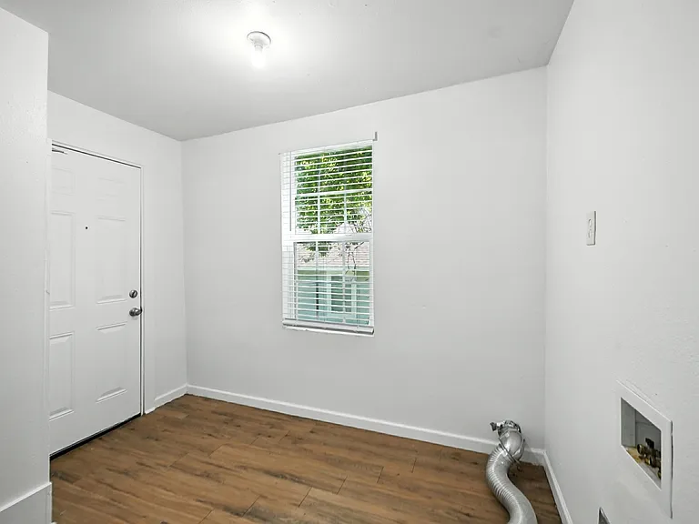 903 Baker St — Photo 11