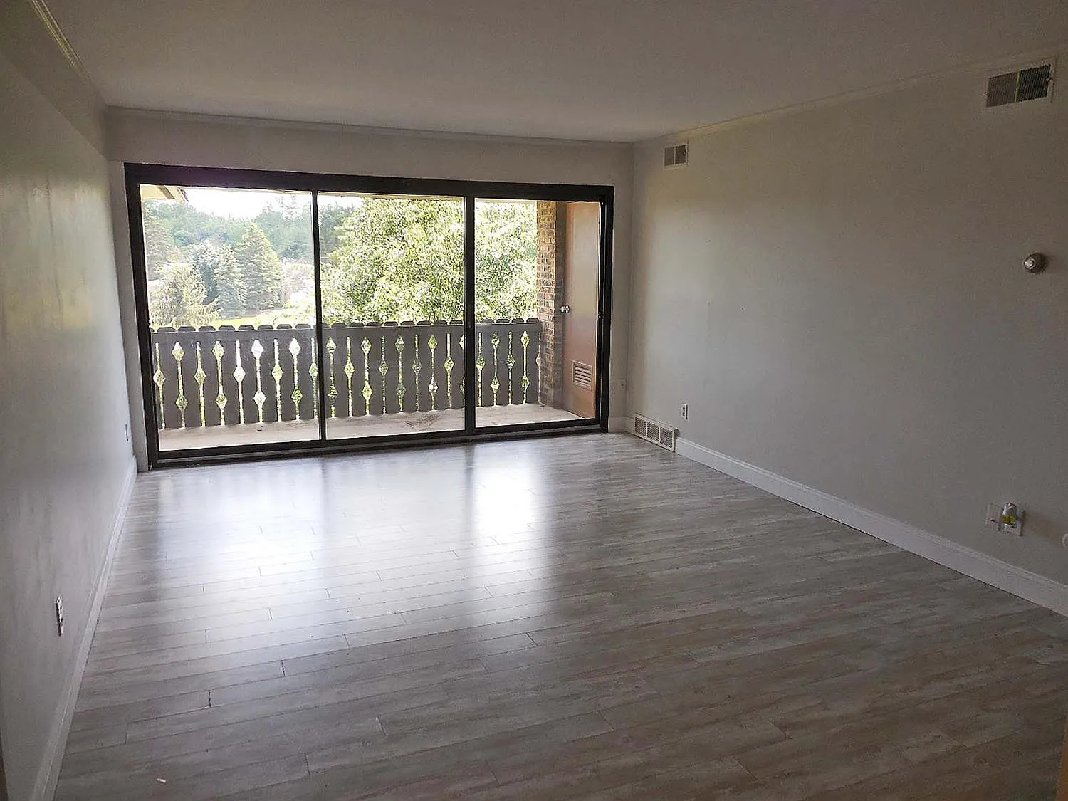 1 bed, 1.0 bath, 732 sqft, $1,550 — Photo 2