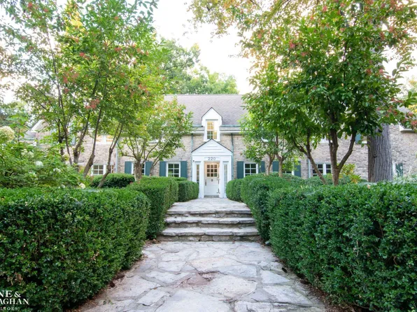 220 Lewiston Rd, Grosse Pointe Farms, MI 48236