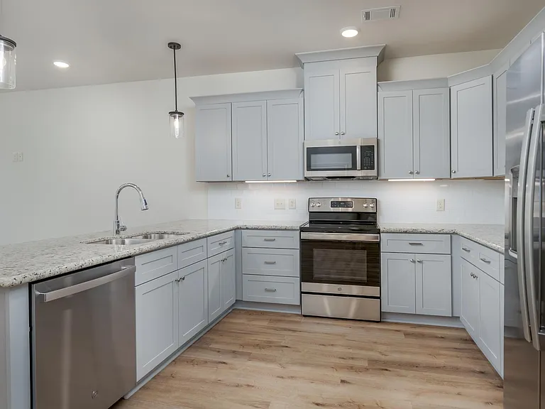 801 Stonebrook Ln — Photo 12