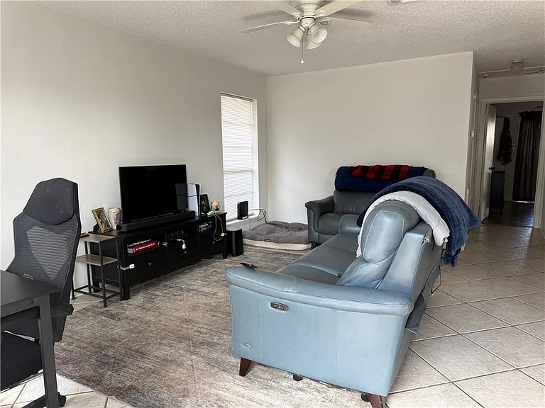 1533 Hillside Dr — Photo 7