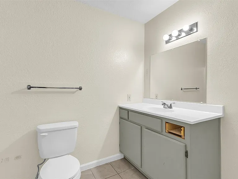 209 W Trinity St #C — Photo 15