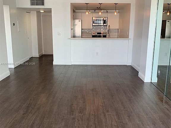 3rd image of 600 NE 36th St APT 1017