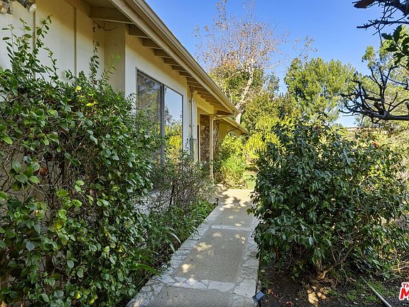 5th image of 1133 Somera Rd