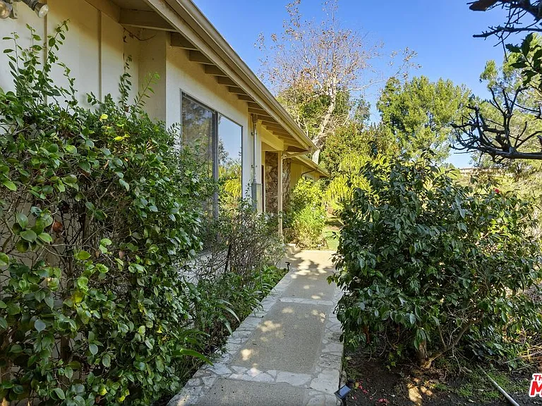 1133 Somera Rd — Photo 5