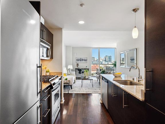 4th image of 300 Berry St Unit 915