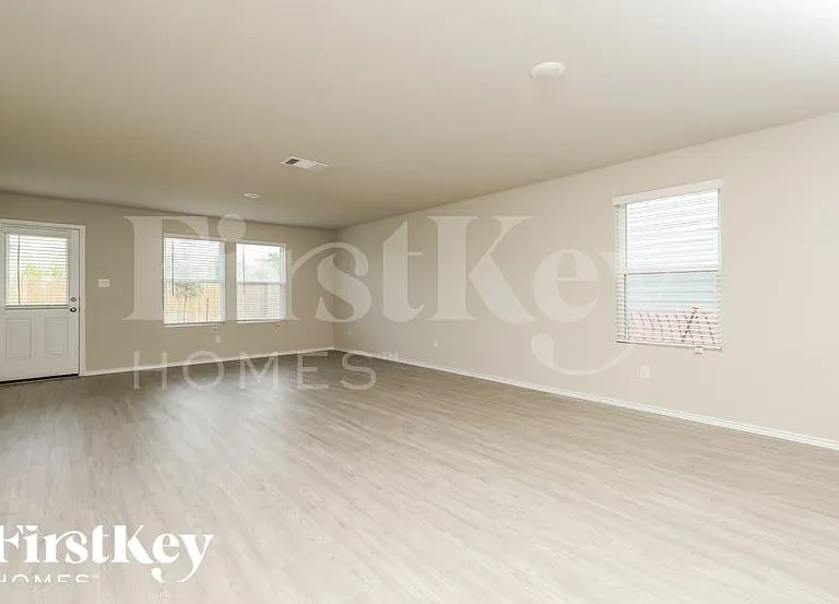 1910 Morse Way — Photo 3