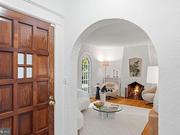 4th image of 3819 Veazey St NW