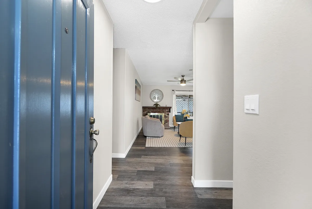 Entry - 2401 La Salle Ct