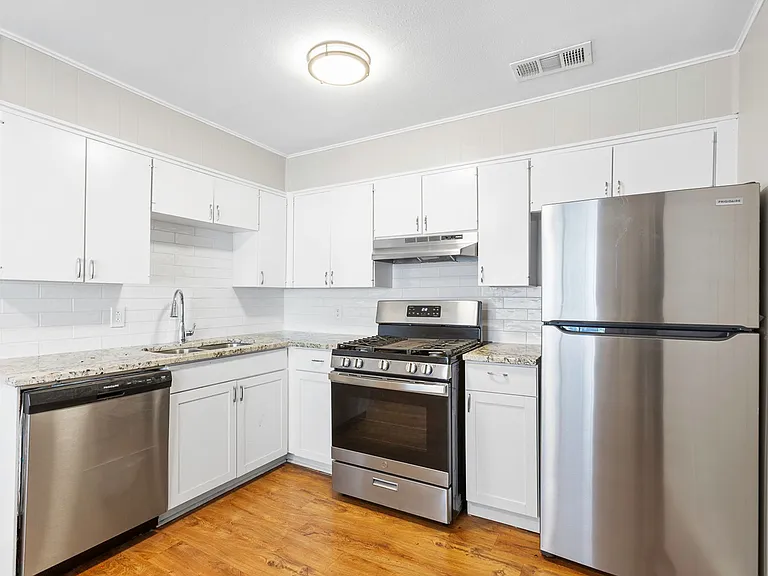 Sundance Apartments — Photo 15