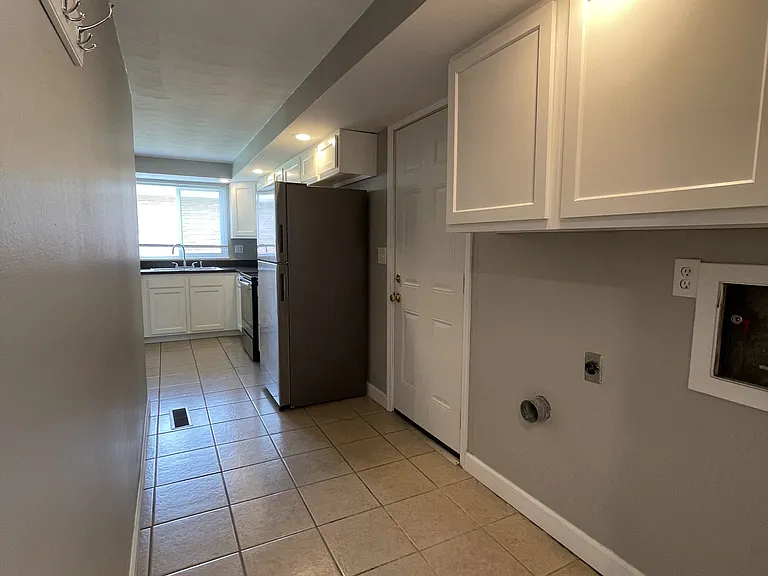 1377 S Maple Ave — Photo 9