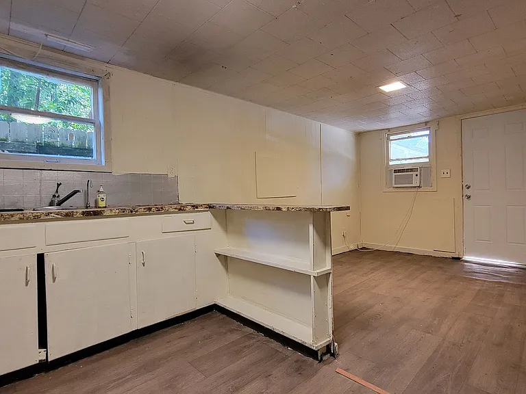 2424 Elliott St — Photo 2