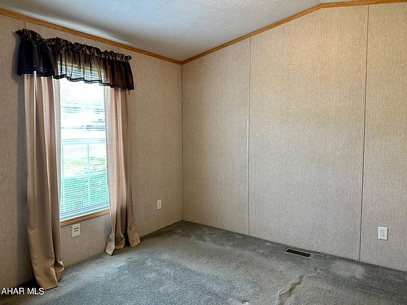 4th image of 105 Park Ln