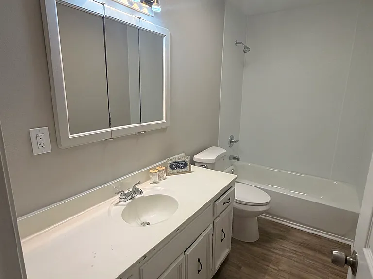818 Couch — Photo 5