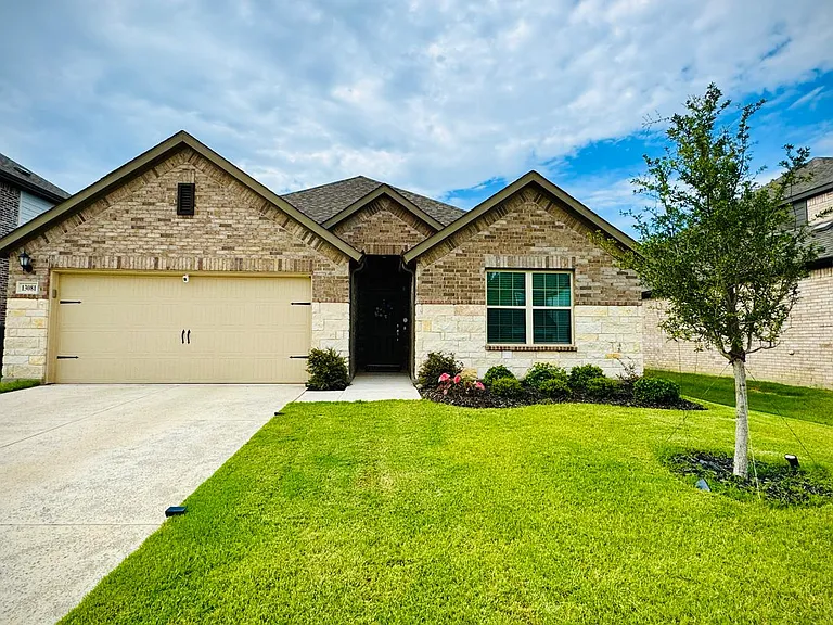 Beautiful front home. The open front yard and tidy exterior give the home a bright, welcoming curb appeal. ____