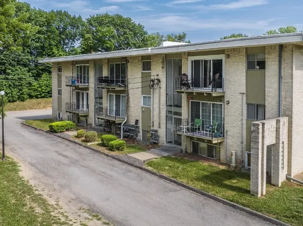 2811 Pembroke Ln #C28, Saint Joseph, MO 64506