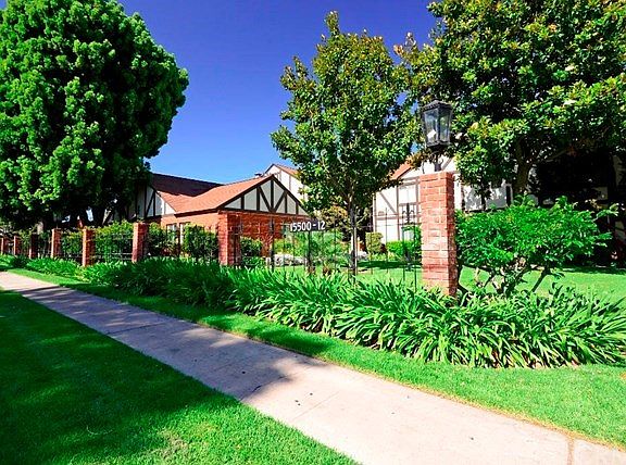 Offering a central location in Tustin, close to the 55 freeway, walkable to a local elementary school and close to Old Town Tustin, this home is amazing!