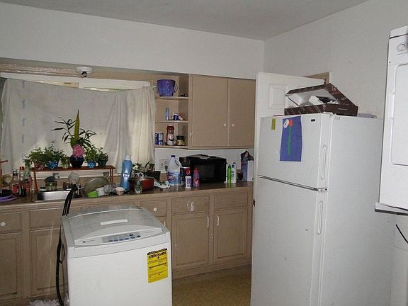 3rd image of 204 East St