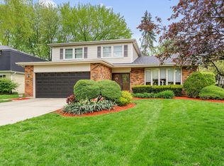 544 Raintree Dr, Glen Ellyn, IL 60137