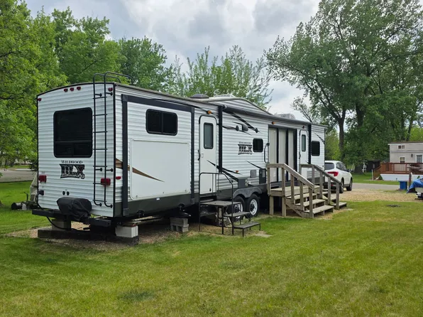 5-53 Woodhaven Dr E, Sublette, IL 61367